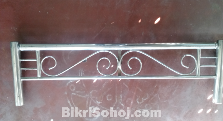 স্টিলের পালঙ্ক।